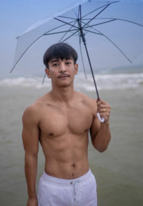 Saharat-Sawasdee-กางร่ม